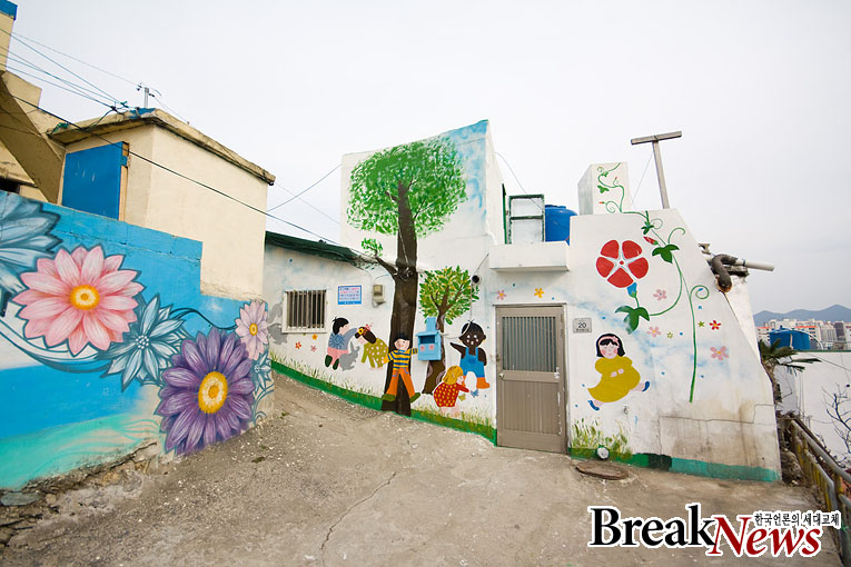 A Visit to Tongyeong's Dongpirang Mural Village: An Honest Guide — photo from Korean media