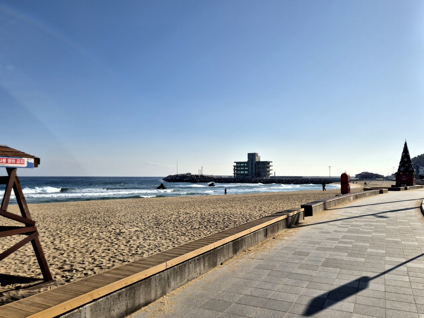 A Weekend Itinerary for Coffee Lovers at Gangneung Anmok Beach — photo from Korean media