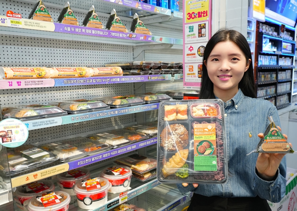 Convenience Store Showdown: CU, GS25, and 7-Eleven — photo from Korean media