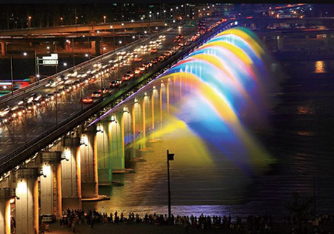 Experience the Banpo Hangang Bridge Moonlight Rainbow Fountain — photo from Korean media