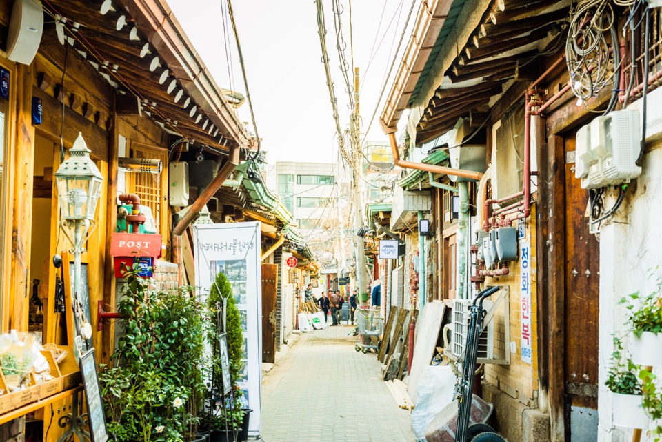Exploring Ikseon-dong's Hanok Cafe Alley Without Getting Trapped — photo from Korean media