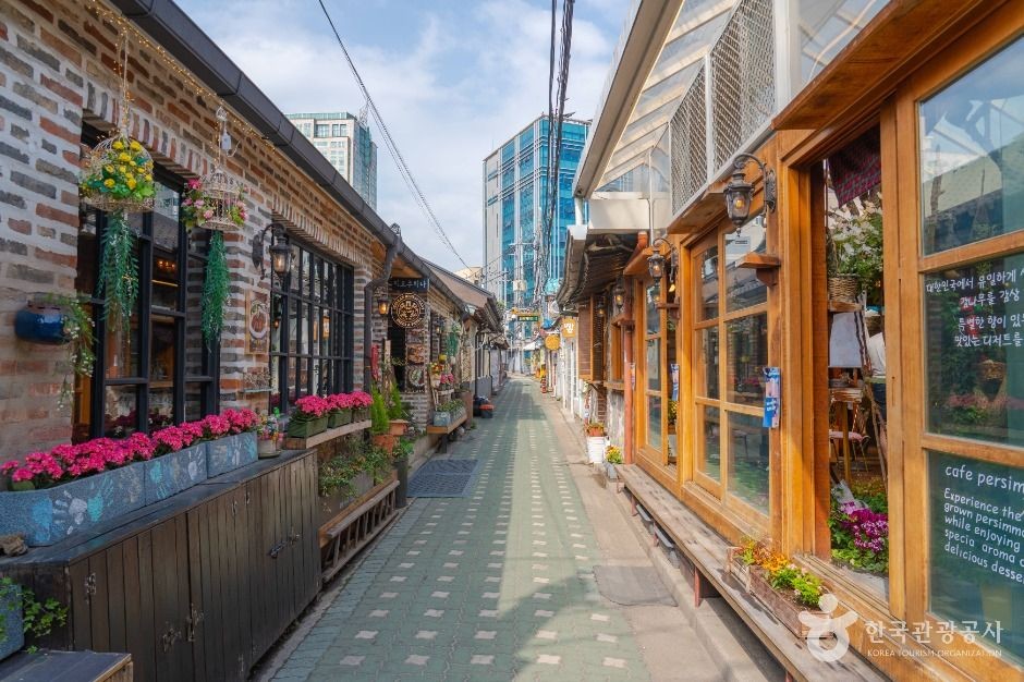 Exploring Ikseon-dong's Hanok Cafe Alley Without Getting Trapped — photo from Korean media