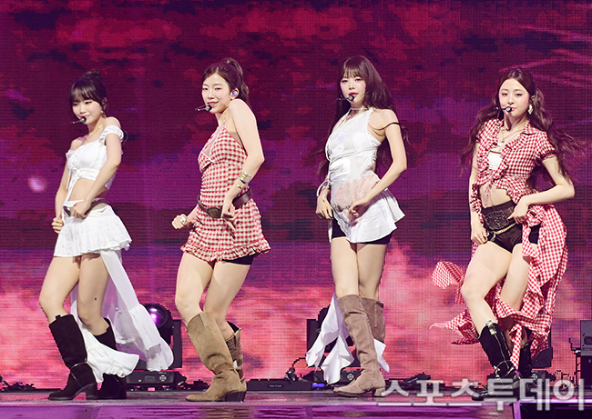 LE SSERAFIM's Easy and Crazy Era: A Dynamic Review of Sakura and Chaewon — photo from Korean media