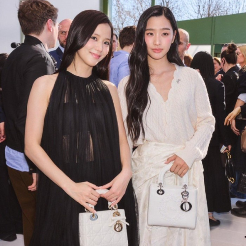 MARDI MERCREDI Flower Tee: Seoul's Daily-Wear Sensation — photo from Korean media