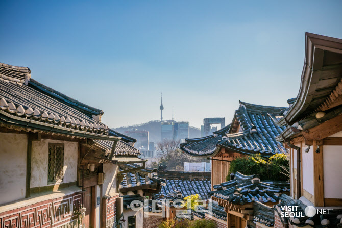 The Bukchon Hanok Village Walking Route the Locals Recommend — photo from Korean media