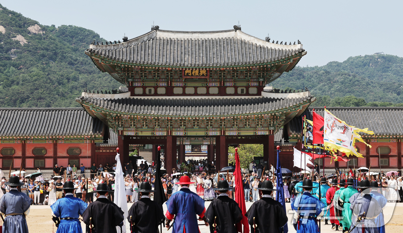 Visiting Gyeongbokgung Palace: An Honest Guide for Foreigners — photo from Korean media